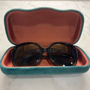 Gucci sunglasses + green Gucci case